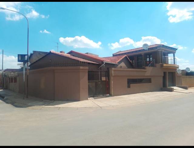 3 BEDROOM HOUSE FOR SALE IN DIEPKLOOF ZONE 4